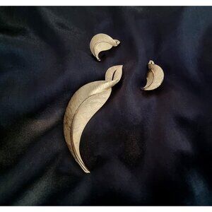 Vintage 1960s CROWN TRIFARI Gold Tone Leaf Floral Brooch and Earrings Jewelry Se